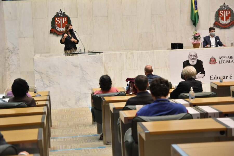 Foto da deputada estadual professora Bebel falando na tribuna da Alesp em homenagem a Paulo Freire