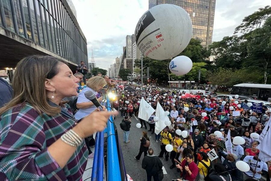 A Deputada Estadual Professora Bebel fala ao microfone, no caminhão de som, durante ato na Av. Paulista, dia 27 de abril de 2023