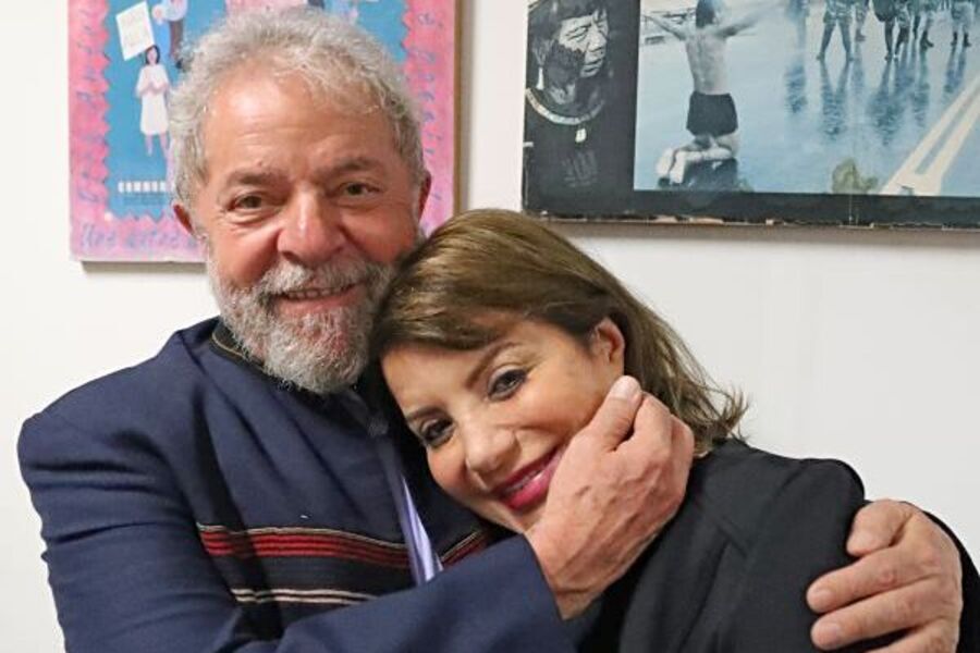 Lula abraça carinhosamente a deputada estadual Professora Bebel