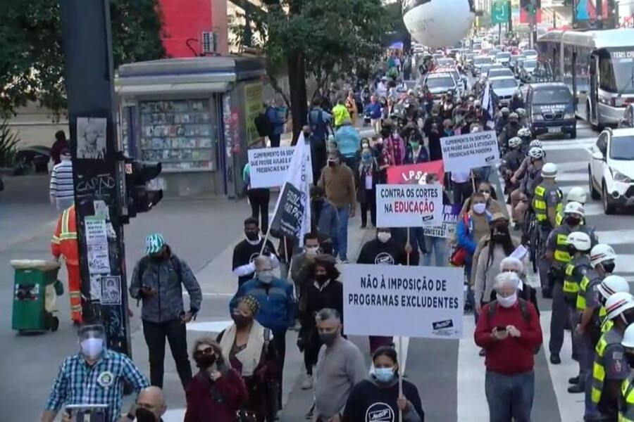 Foto parcial da manifestação de professores, dia 18 de junho, na Av. Paulista