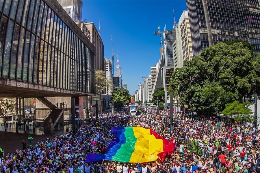 Multidão participa da Parada LGBTQIA+ na Av. Paulista