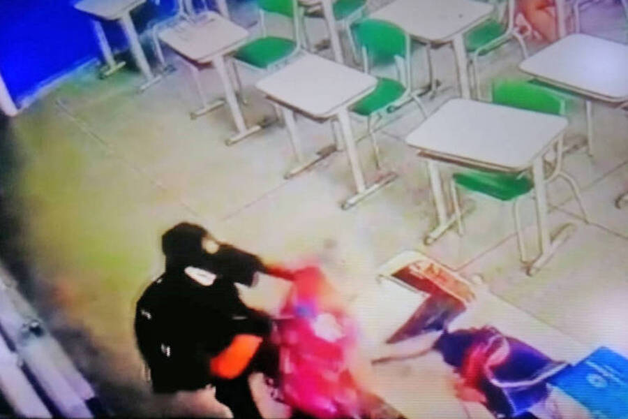 Imagens da câmara interna da sala de aula em que mostra a agressão fatal de aluno contra professora em escola da Vila Sônia