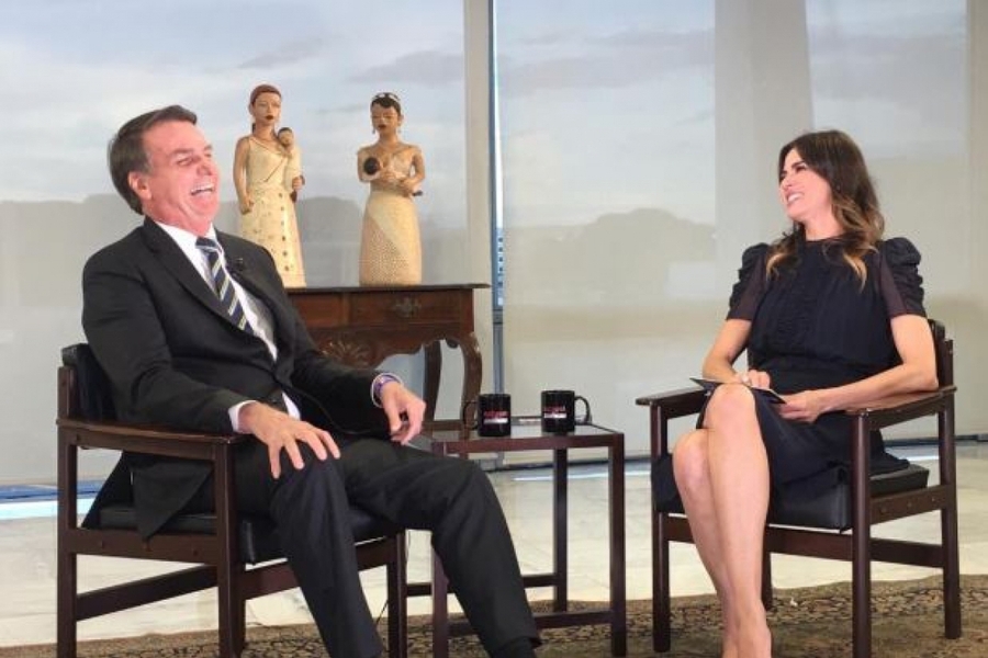 Bolsonaro sentada à esquerda e Luciana Gimenez, sentada à direita, riem