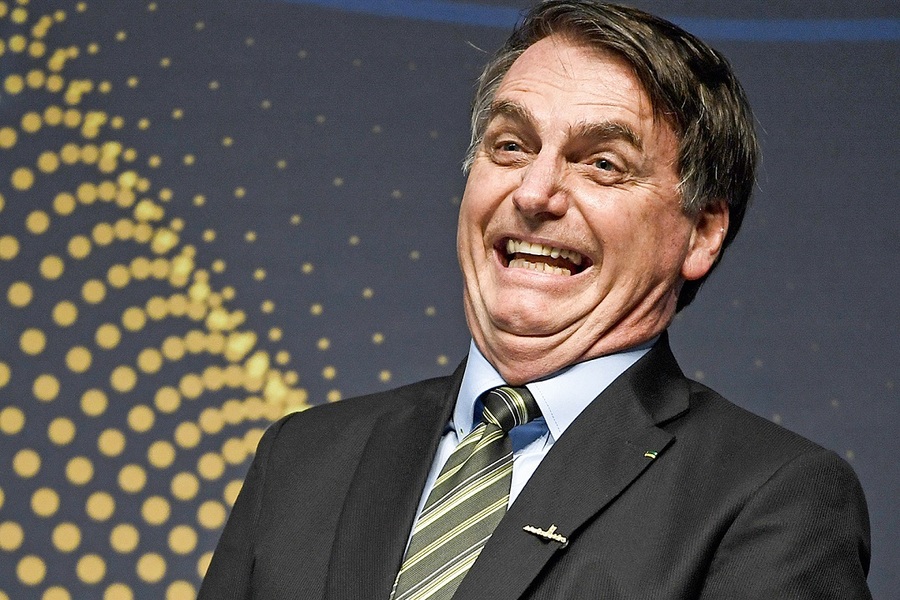 Foto de Bolsonaro rindo despudoradamente