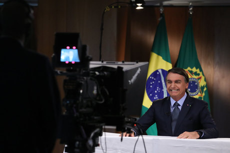 Bolsonaro ensaia um sorriso diante das câmeras que transmitirá seu discurso no ONU