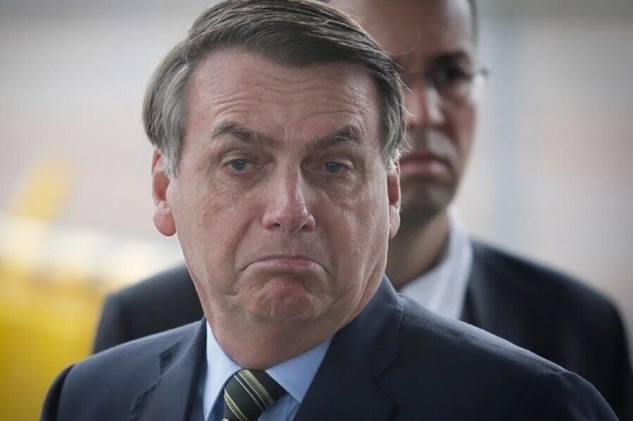 Foto de close de Jair Bolsonaro fazendo careta com quem diz "não sei"
