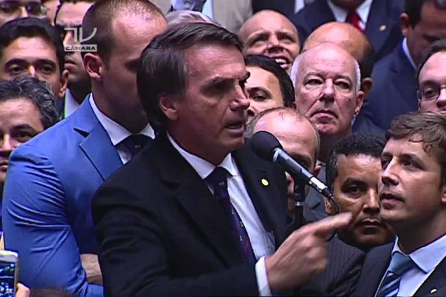 Bolsonaro no plenário da Câmara proferindo seu voto pelo golpe contra Dilma Rousseff, em 2016