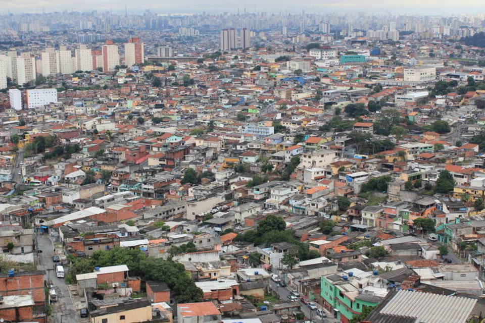 Vista aérea do bairro em que mostra grande parte das residências, prédios e demais construções