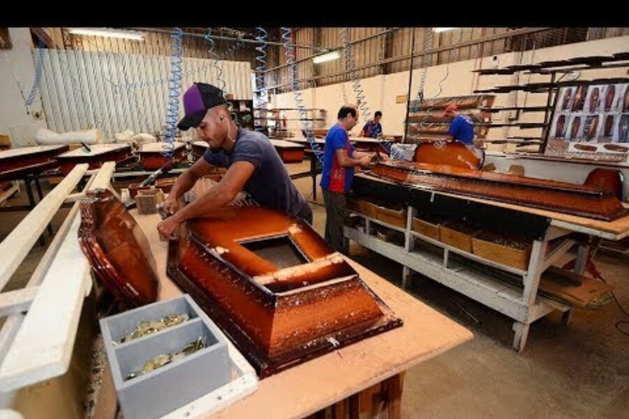 Foto do interior de uma fábrica de caixões