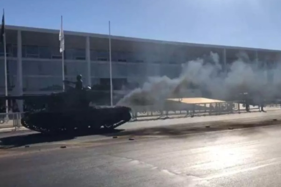 Tanque do Exército soltando fumaça passa em frente ao Palácio do Planalto
