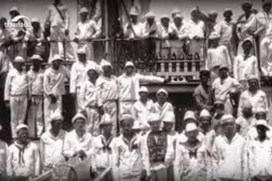 Marinheiros posam para foto em cima de navio em plena Revolta da Chibata