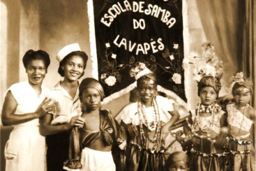 Foto de um dos primeiros cordões carnavalescos de São Paulo, o Lavapés da Baixada do Glicério