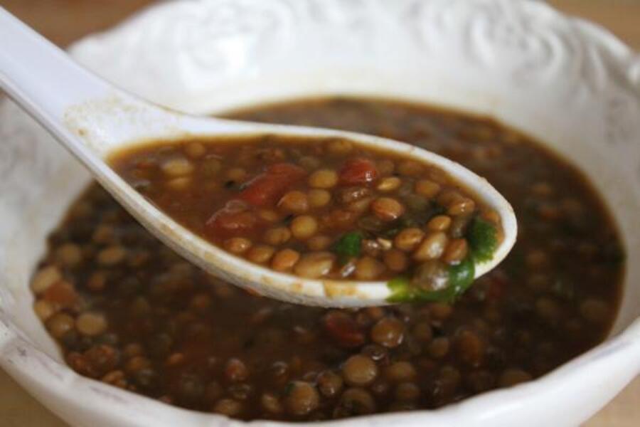 foto de um prato de sopa de lentilhas