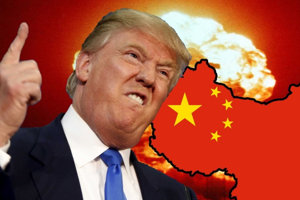 Foto de Donald Trump com dedo em riste e fazendo careta com o mapa da china ao fundo