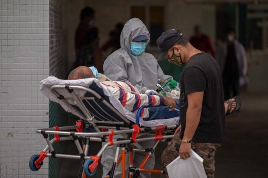Paciente de Covid aguarda na maca ser internado em hospital de Manaus