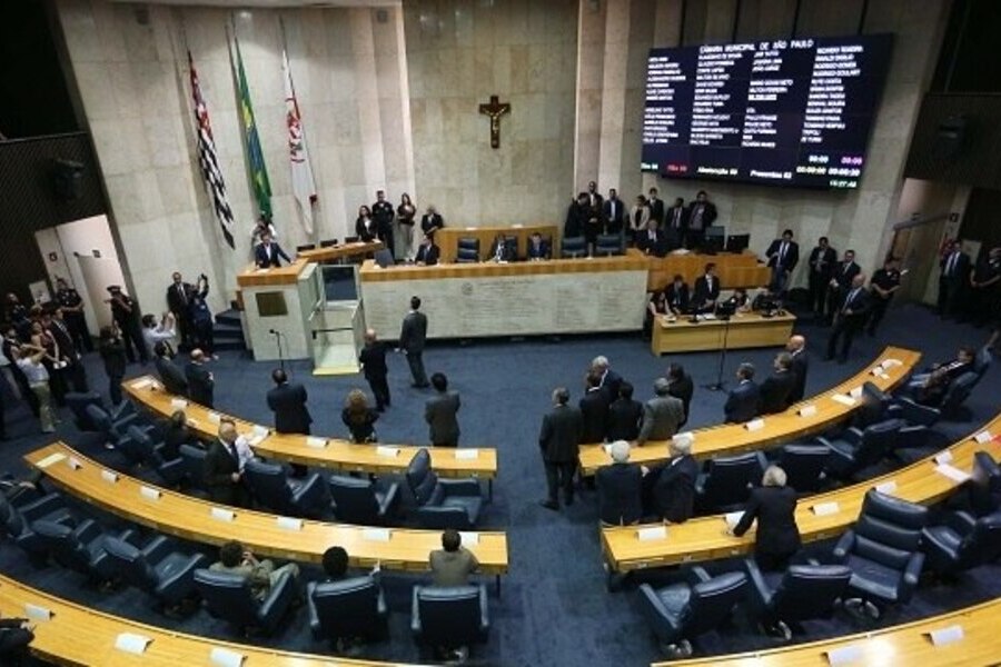Foto aérea e parcial do plenário da Câmara Municipal de São Paulo