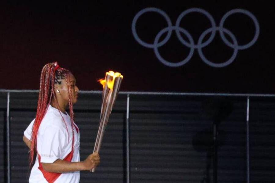A atleta Naomi Osaka corre com a tocha para ascender a Pira Olímpica nos Jogos de Tokio-2020