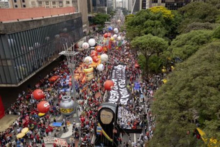 Foto da vista aérea da manifestação do dia 2 na Avenida Paulista