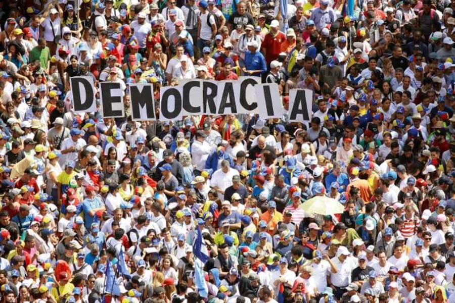 Foto aérea de uma multidão portando letras formando a palavra Democracia