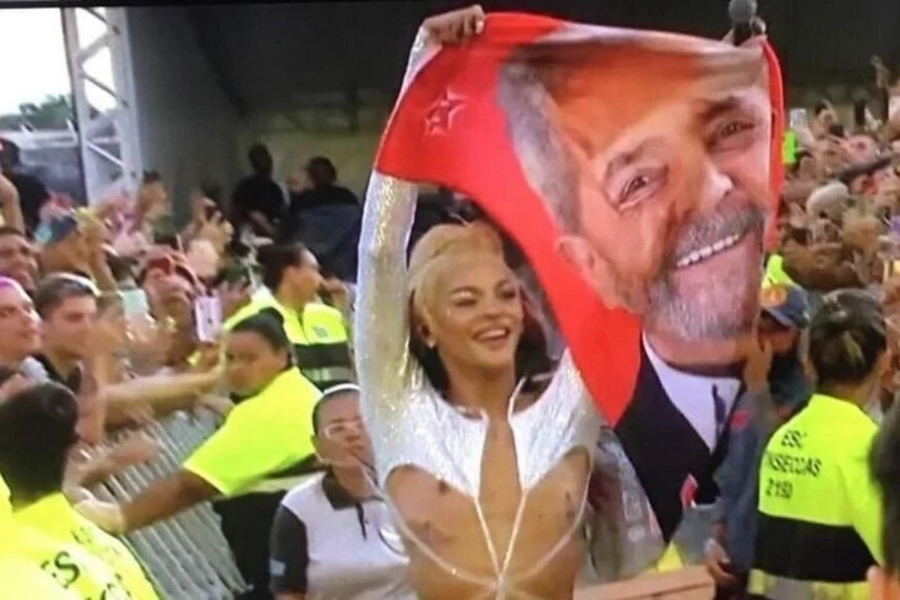 Pablo Vittar ergue bandeira com a foto de Lula estampada