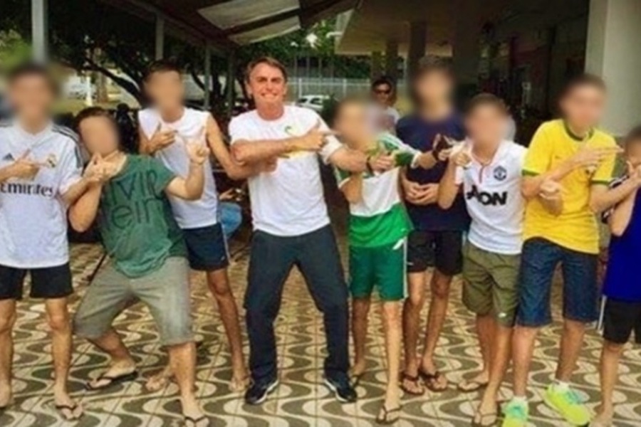 Bolsonaro ensina crianças a fazerem arminha com os dedos