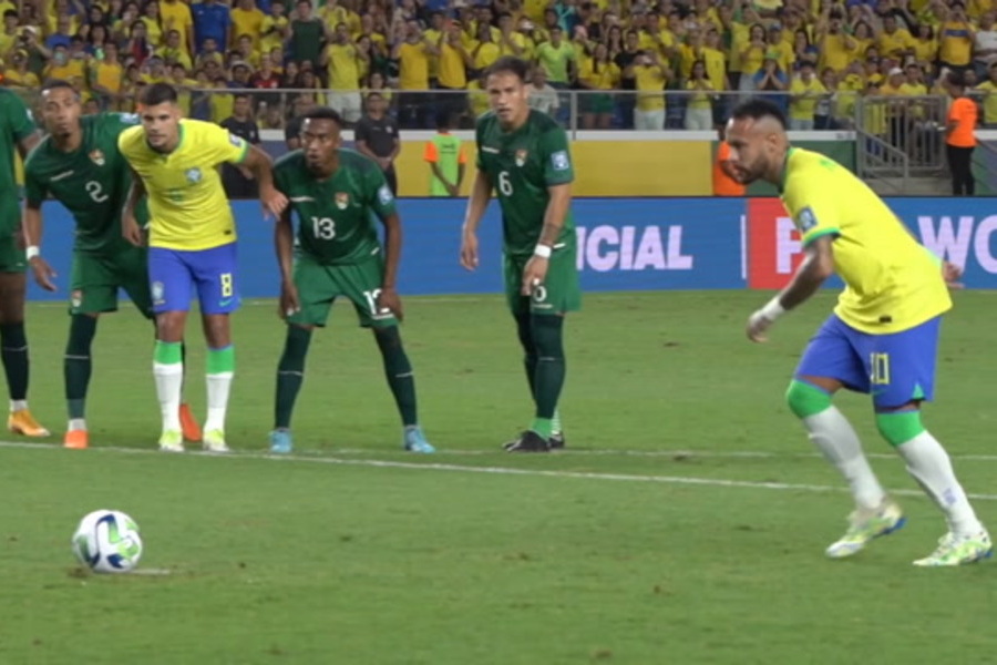 Neymar prepara-se para bater o Pênalti contra a Bolívia, pelas eliminatórias da Copa do Mundo de 2026.