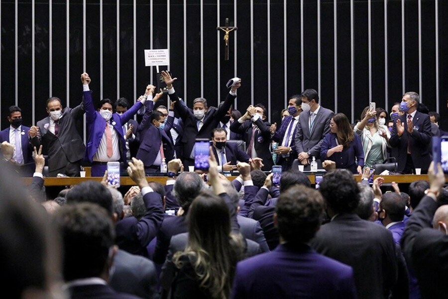 Foto da Arthur Lira e vários deputados comemorando sua vitória para presidir a Câmara, dia 1 de fevereiro