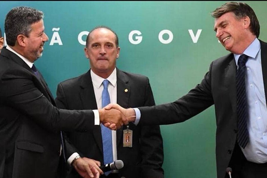 Na foto, Lira, à esquerda, estende a mão e cumprimenta Bolsonaro, à direita. Ao centro, entre os dois, o ministro Onix Lorenzone.