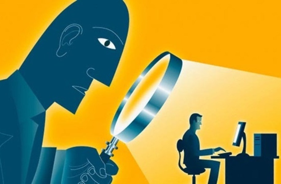 Ilustração que mostra uma pessoa com uma lupa na mão observando alguém no computador
