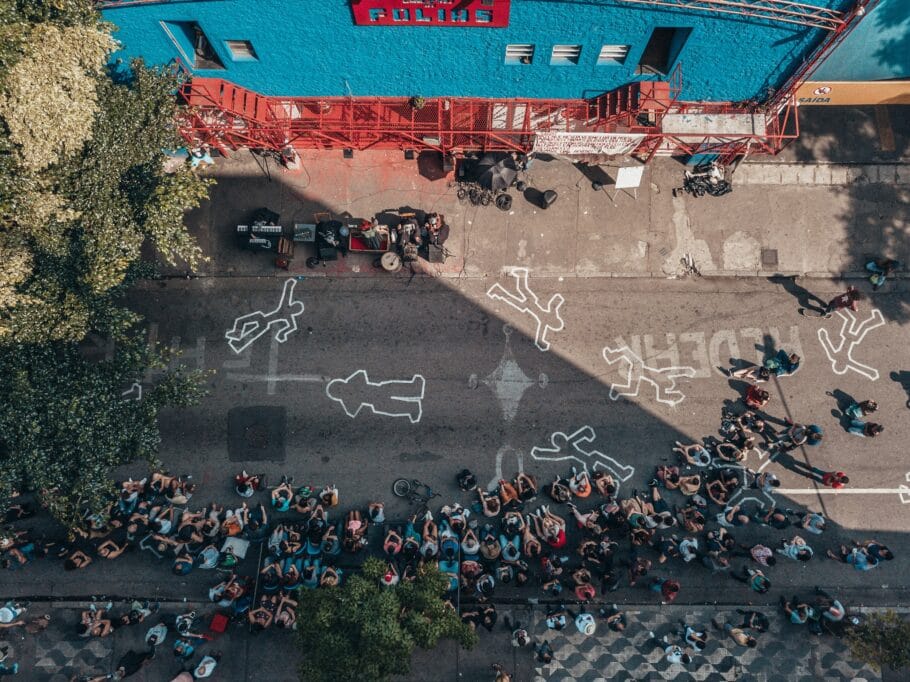 Foto aérea do espetáculo sendo encenado do lado de fora do Galpão