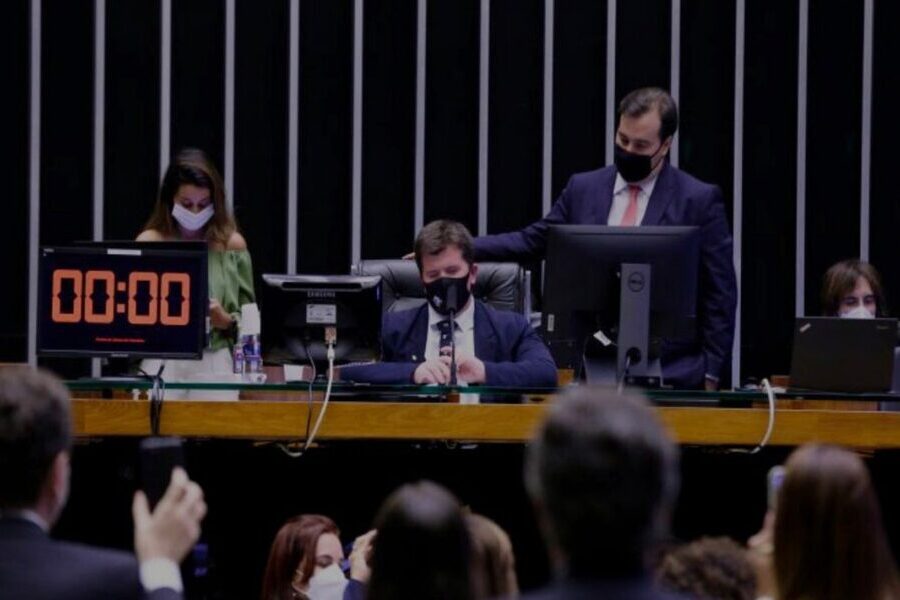 Foto da mesa diretora da Câmara dos Deputados na sessão que votou o golpe contra o Fundeb