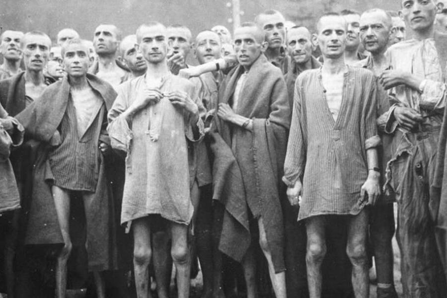 Grupo de judeus no campo de concentração posam para foto