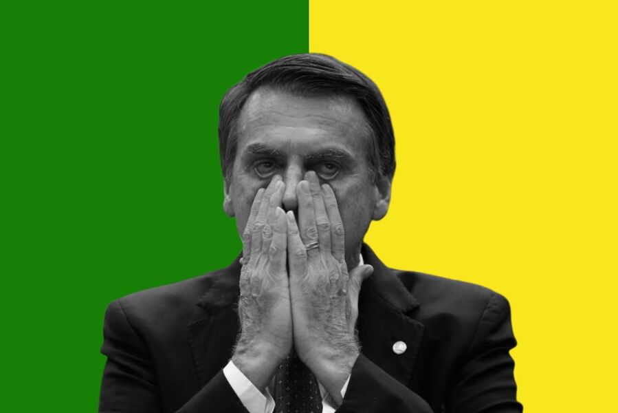 Imagem de Bolsonaro com as duas mãos no rosto