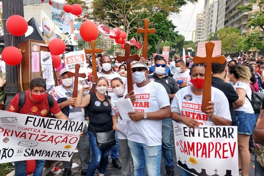 Servidores municipais erguem cartazes e cruzes em protestos contra a aprovação da reforma da Previdência pretendida pelo Prefeito Ricardo Nunes.