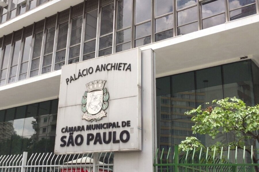 Fachada da Câmara Municipal de São Paulo ressaltando a placa com o logo da CMSP