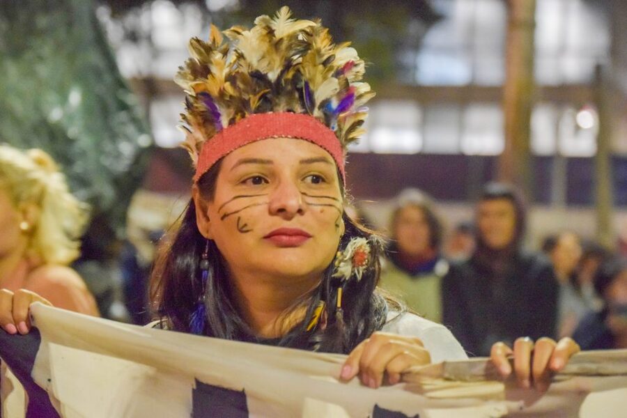 foto de Vereadora Juliana Cardoso caracterizada como indígena