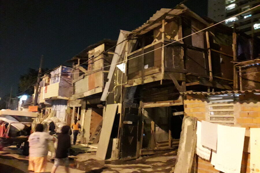 Foto noturna e parcial de uma favela de São Paulo