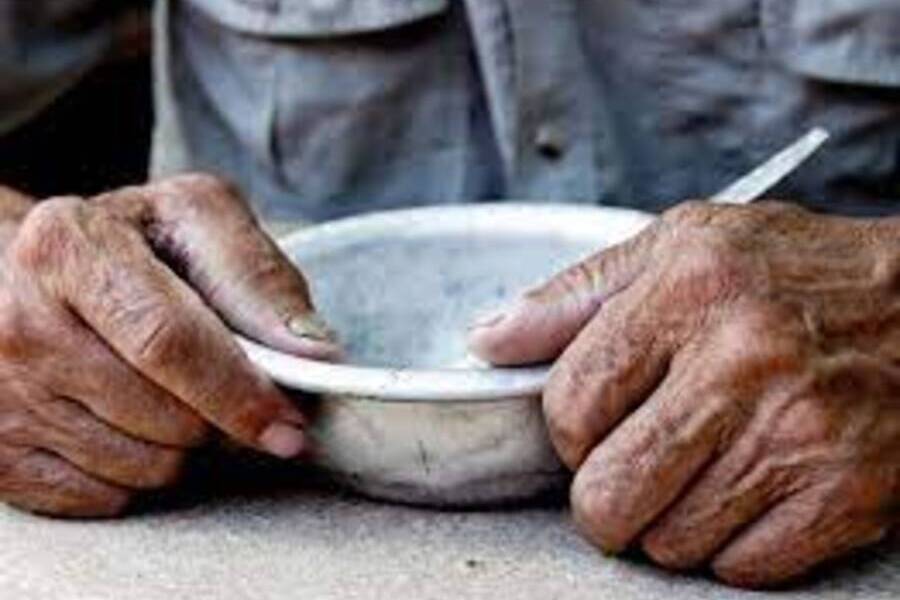 Close das mãos de homem idoso segurando um prato vazio