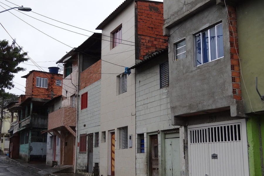 Foto de casas simples da periferia de São Paulo