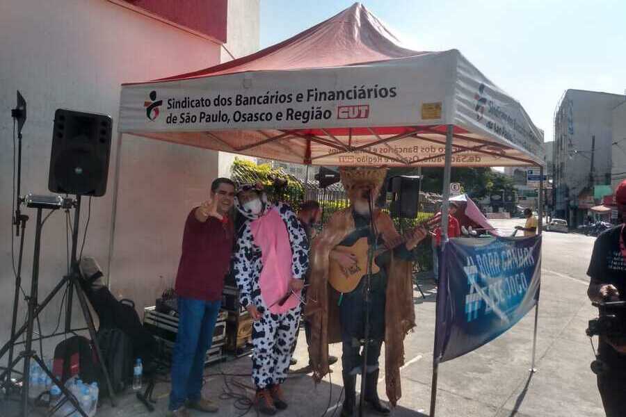 Militantes do Sindicato dos Bancários fantasiados de "vaquinha" e do "Véio do Rio" (Pantanal) participam de ato de lançamento do Movimento Contra a Carestia no Brasil