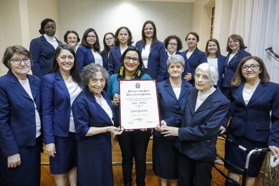 A vereadora Juliana Cardoso, ao centro da foto, segura junto com outras Irmãs, título de Cidadã Paulistana concedido postumamente a Santa Paulina