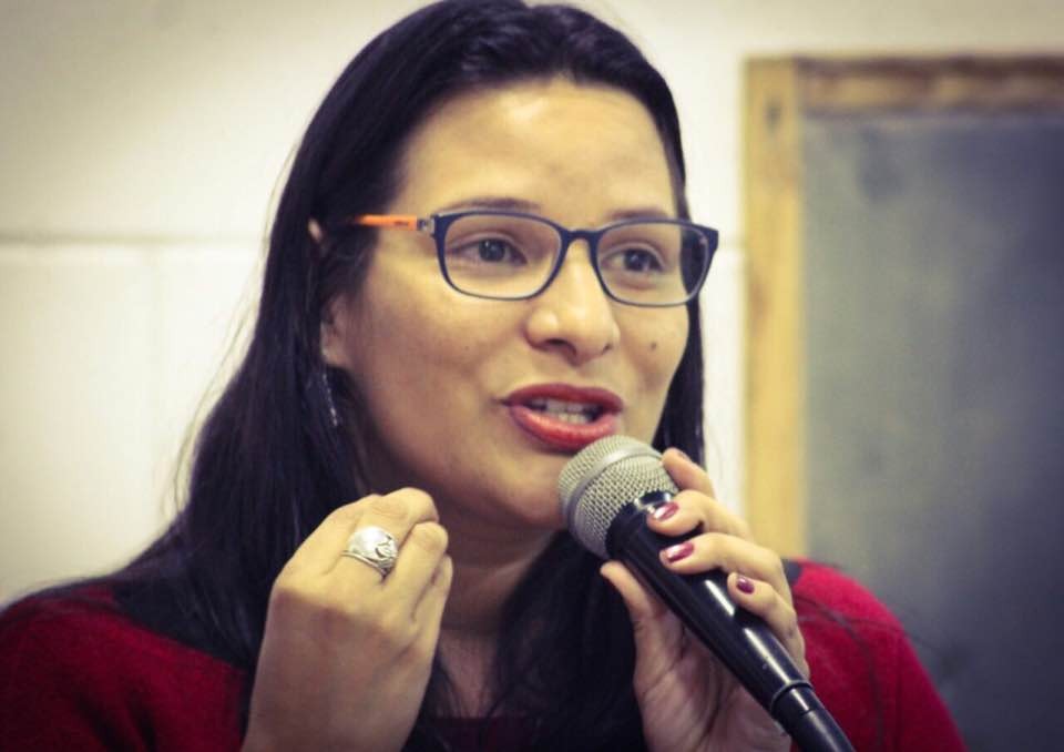 Foto da Vereadora Juliana Cardos falando da tribuna da Câmara Municipal de São Paulo