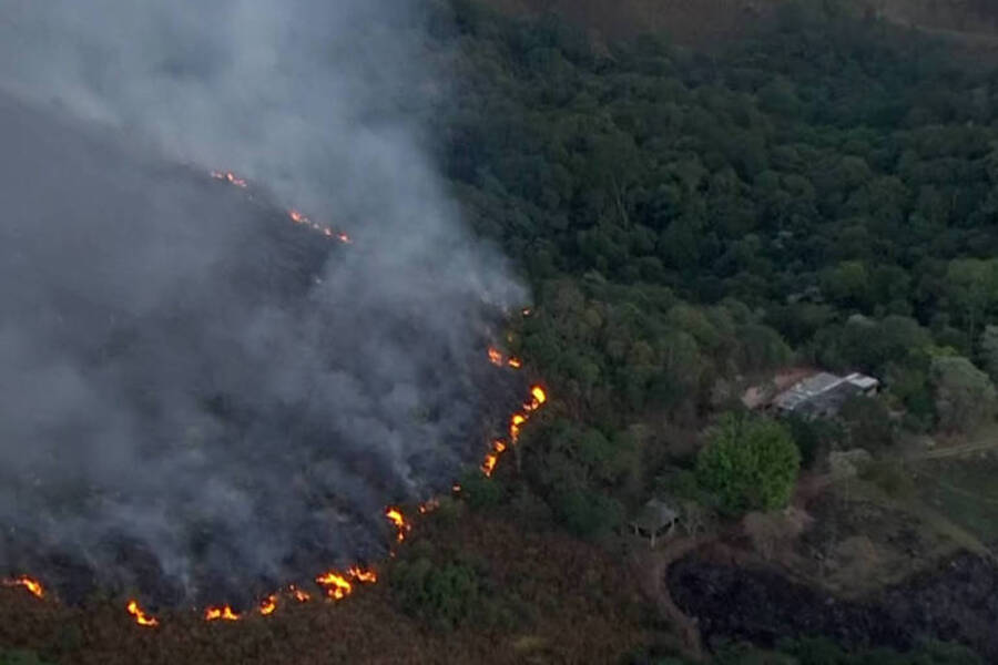 Vista aérea e parcial de um grande foco de incêndio no Pico do Jaraguá