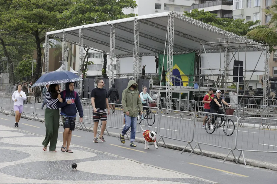Estruturas para os desfiles do 7 de setembro começam a ser montados na orla de Copacabana, Rio de Janeiro, RJ.