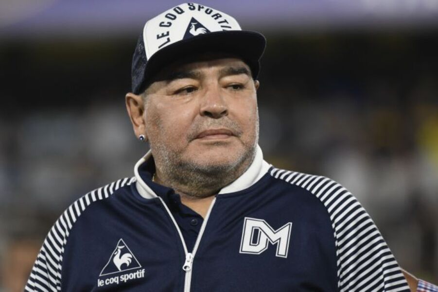 Foto recente de Maradona com agasalho e boné