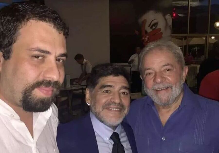 Foto de Maradona entre Boulos e Lula