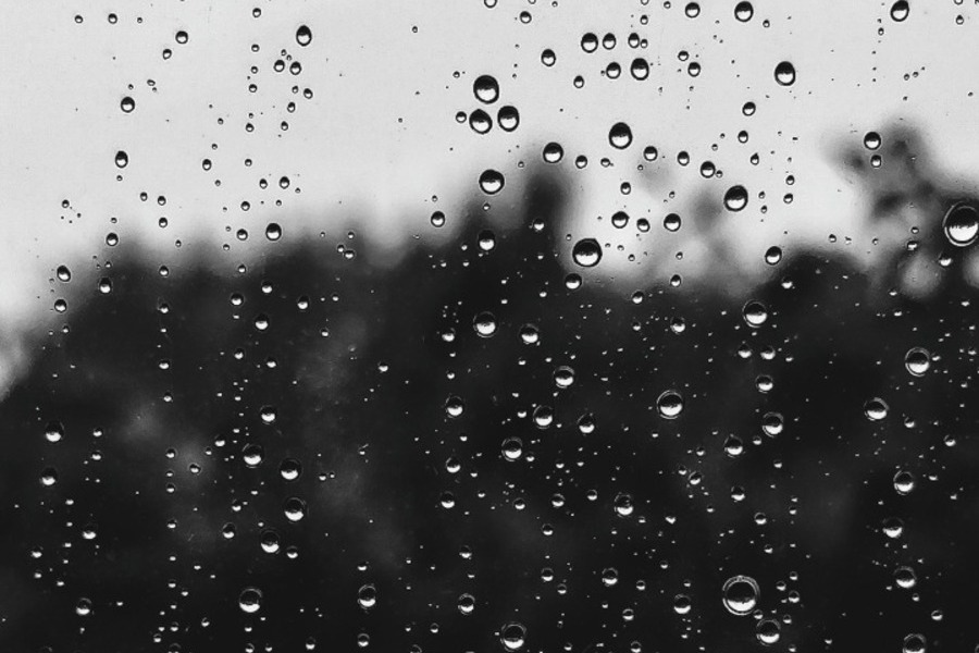 Vidro de janela respingado por gotas da chuva