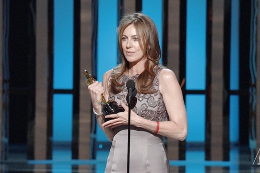 Kathryn Beglow recebe o Oscar de Melhor Diretora, em 2010