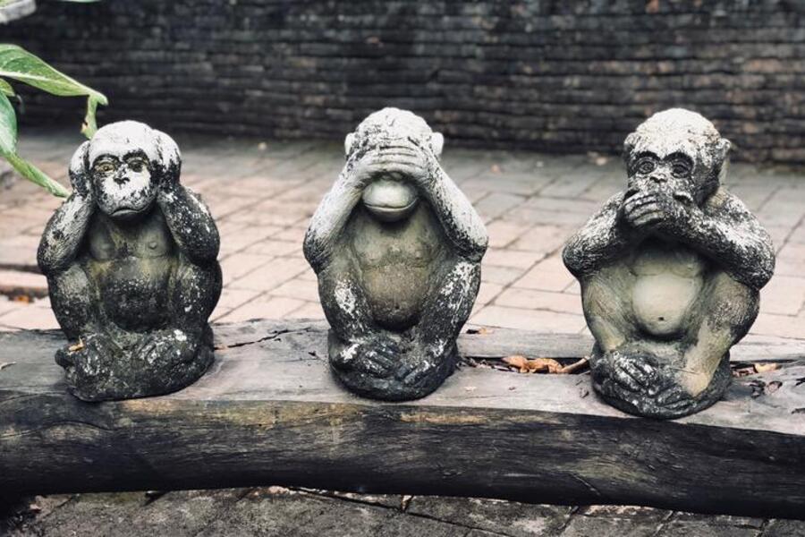Foto de escultura dos três macacos: nada ouço, nada vejo, nada falo.