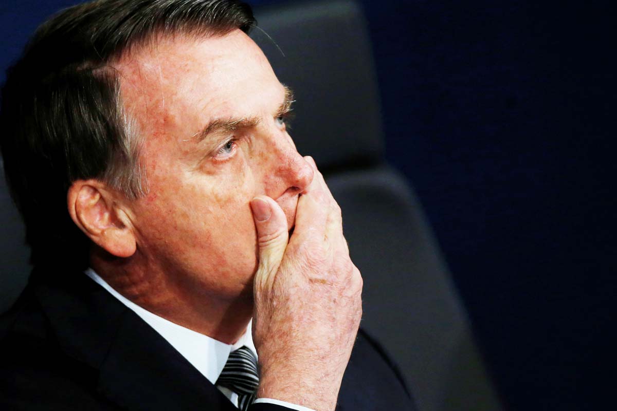Foto de Bolsonaro apertando as narinas
